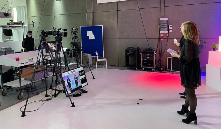 hinter der kamera live