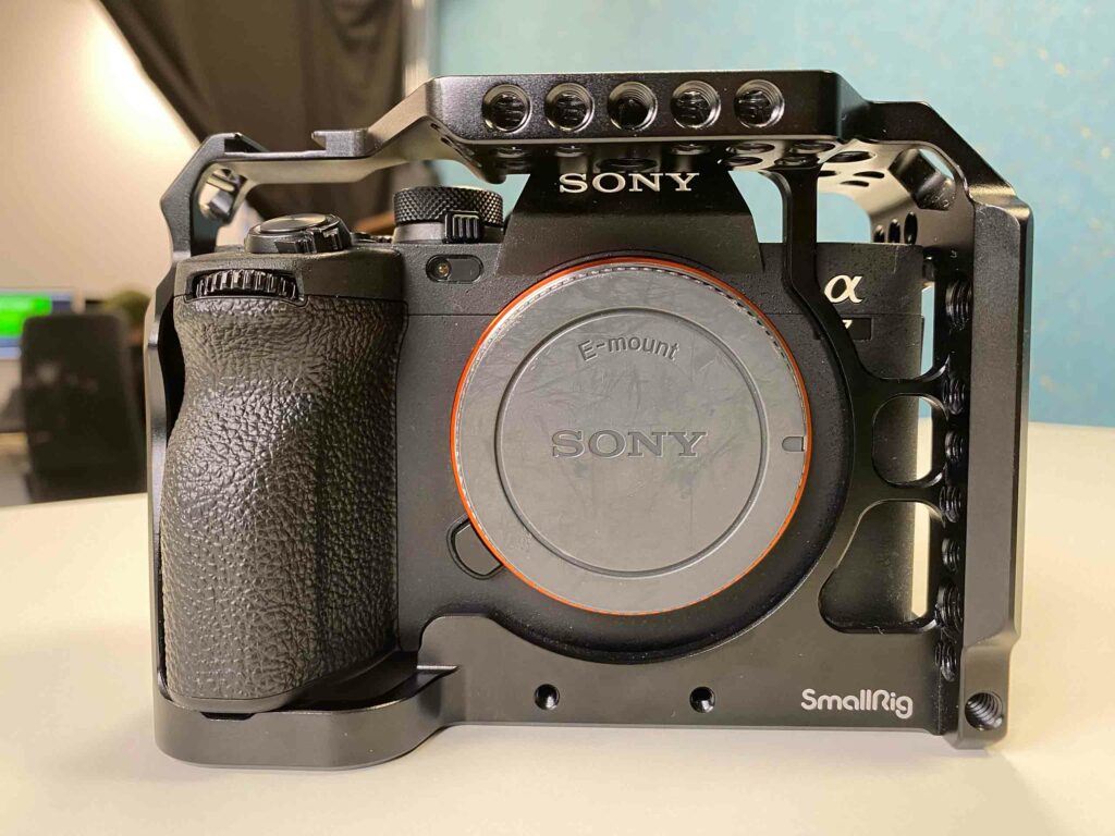 Sony A7 IV von vorne ohne Objektiv
