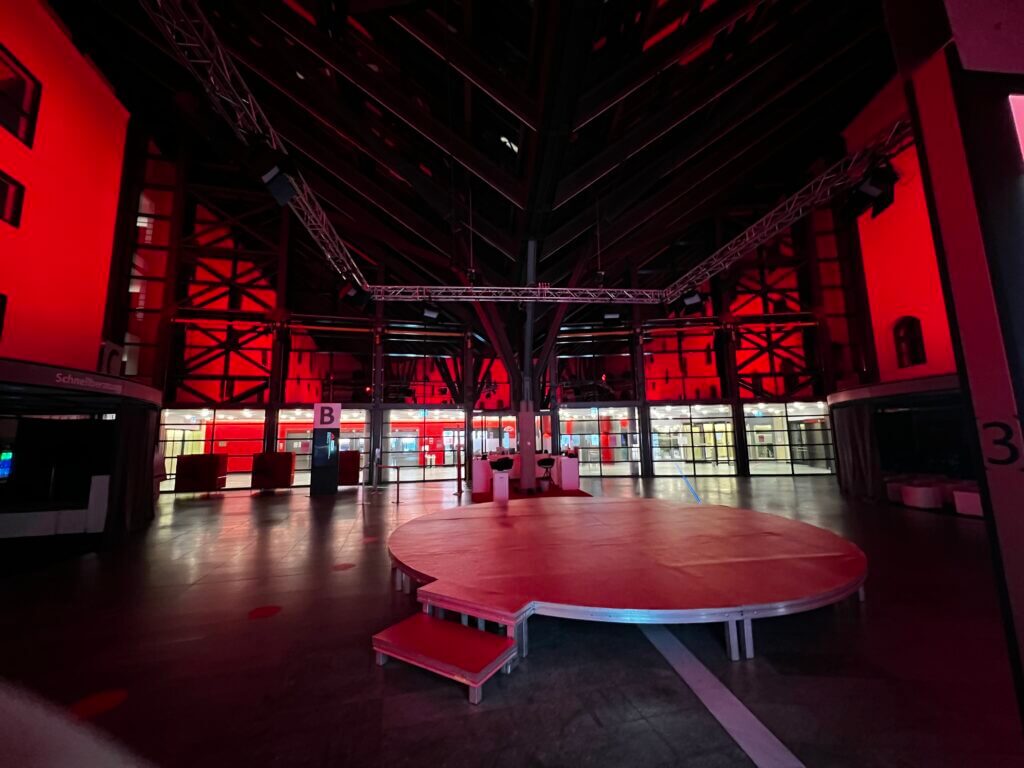 Runde Bühne für SSKM Unternehmertag - alles in rot